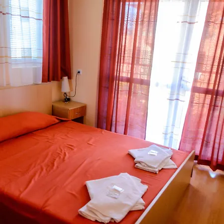 Къща за гости Dom Mladenovi Созопол