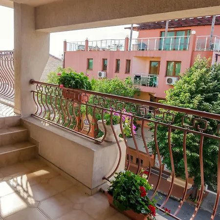 Dom Mladenovi 3* Созопол