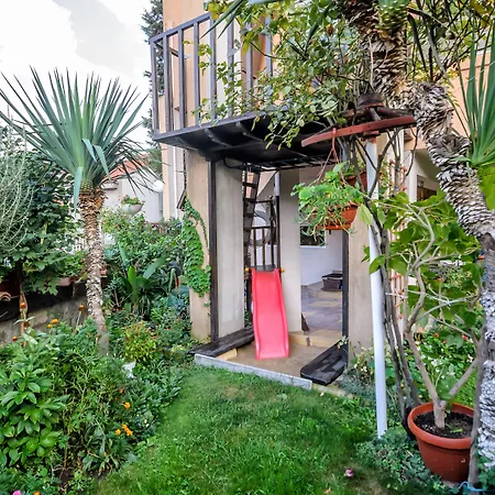 Dom Mladenovi Созопол