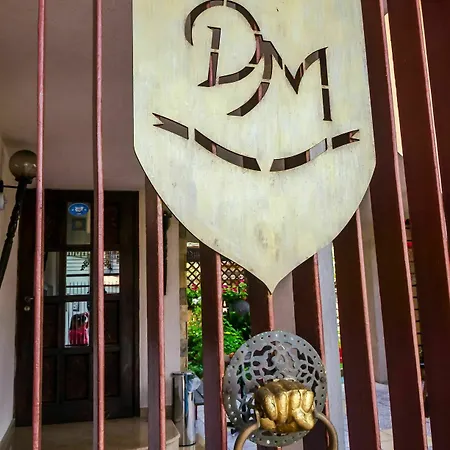 Dom Mladenovi