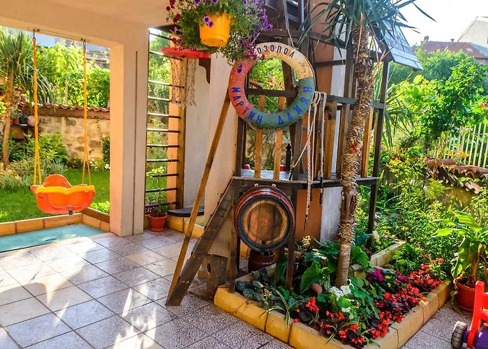 Dom Mladenovi 3* Sozopol