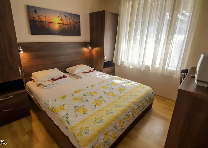 Dom Mladenovi 3* Sozopol