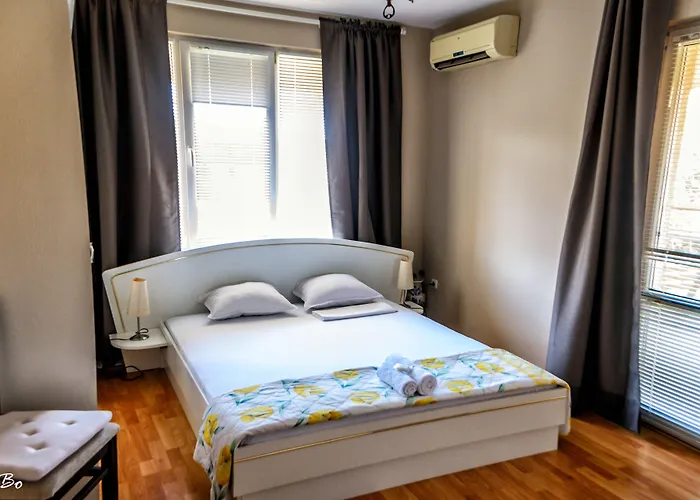 Guest house Dom Mladenovi 3*